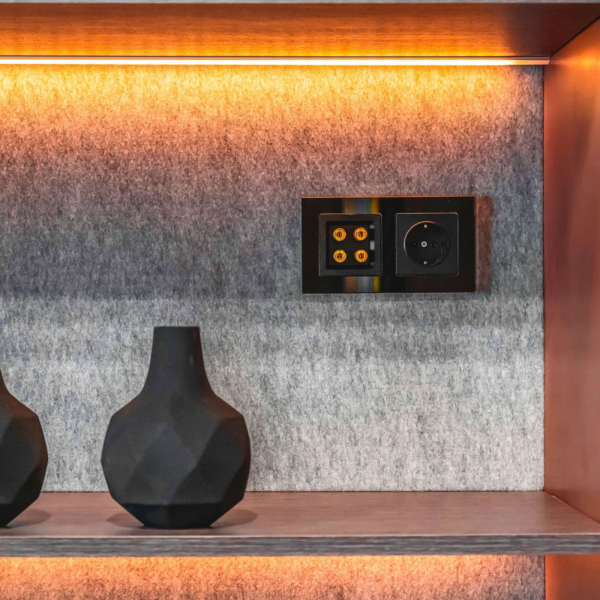 Рамка из стекла на 2 поста Favorit черный W0021108