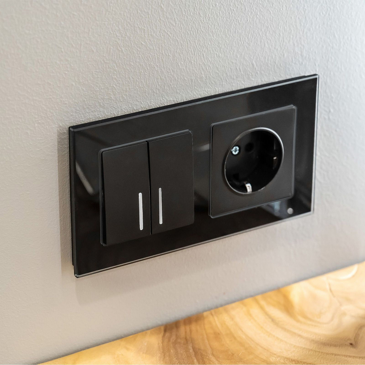 Рамка из стекла на 2 поста Favorit черный W0021108